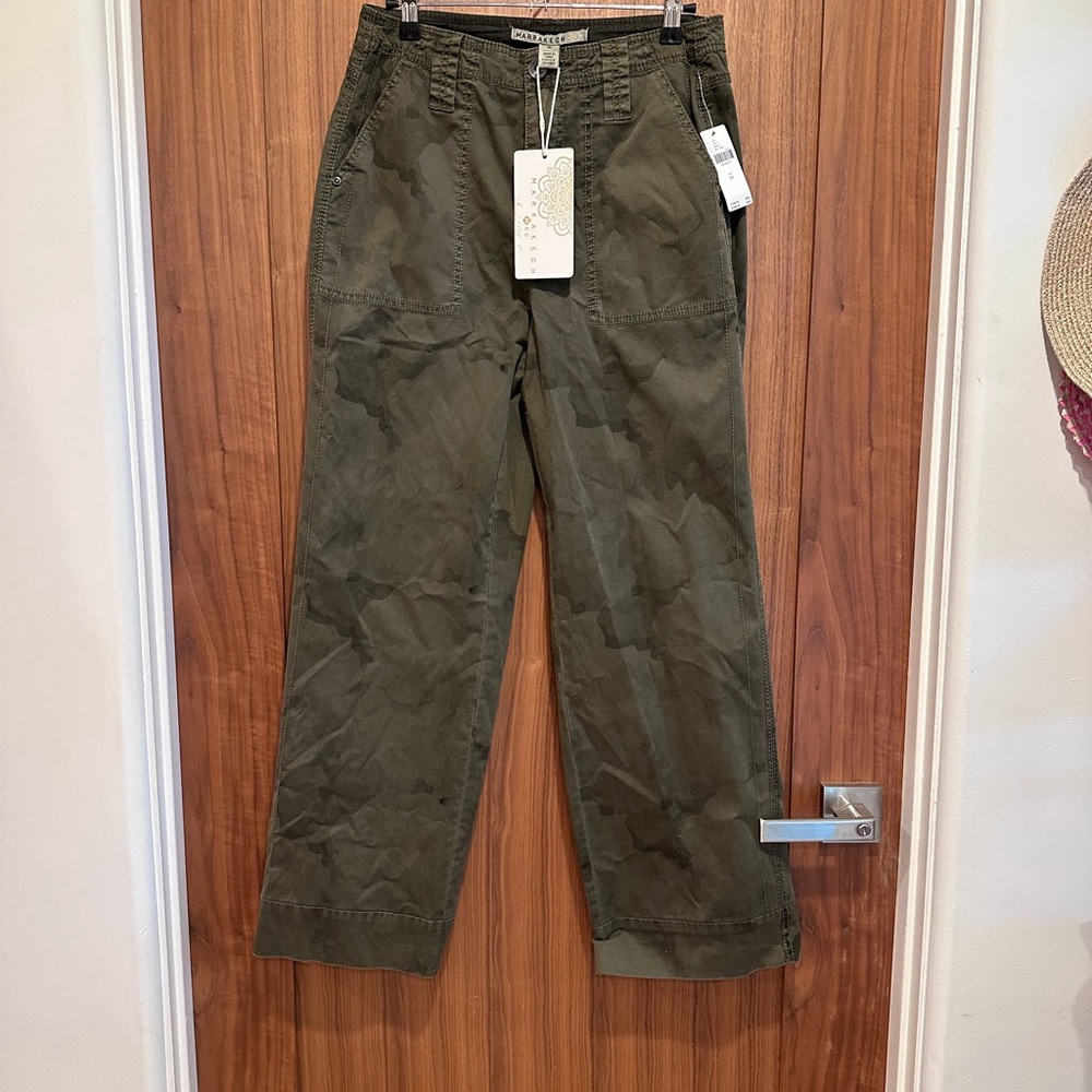 Stylish Olive Green Women's Cropped Pants